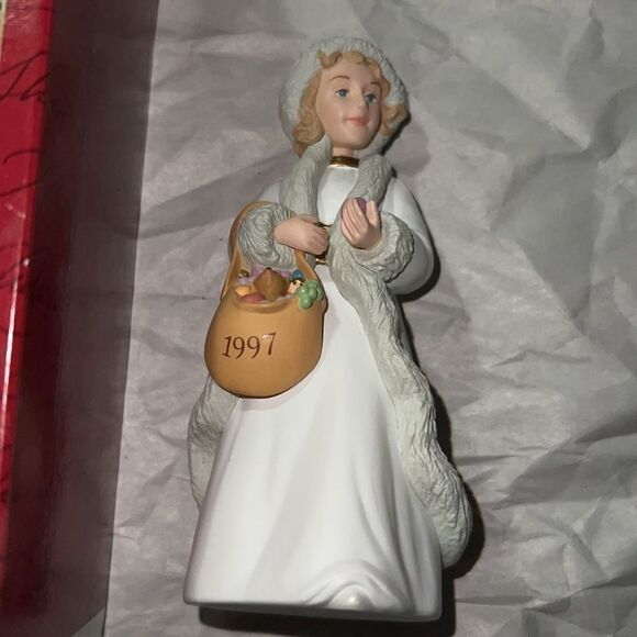 1997 Kolyada Christmas Visitors • Hallmark Keepsake Ornament Collector's Series - Picture 4 of 6